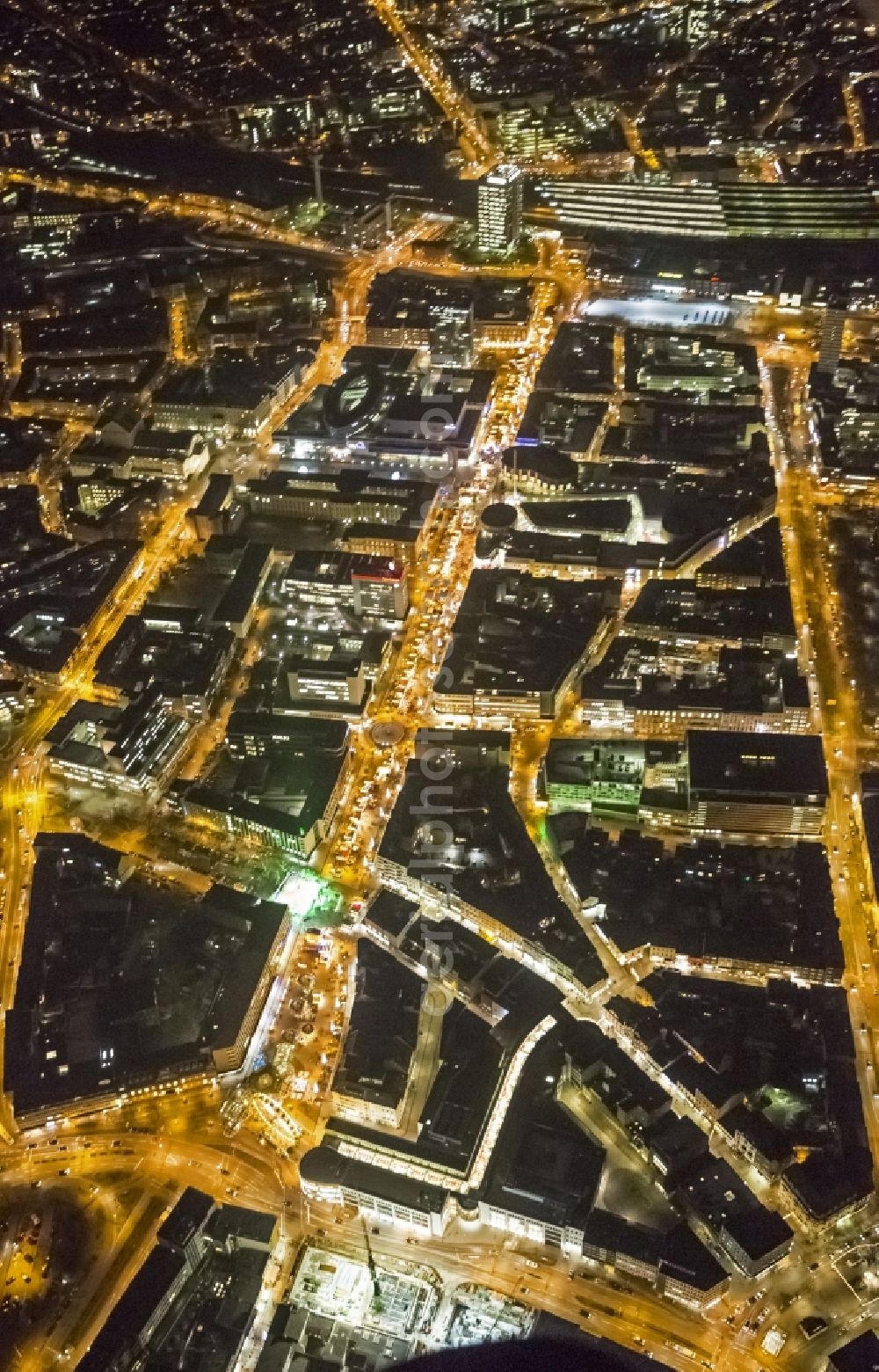 Aerial photograph at night Duisburg - Night Scene downtown area King Street and Kuhtor in Duisburg in North Rhine-Westphalia