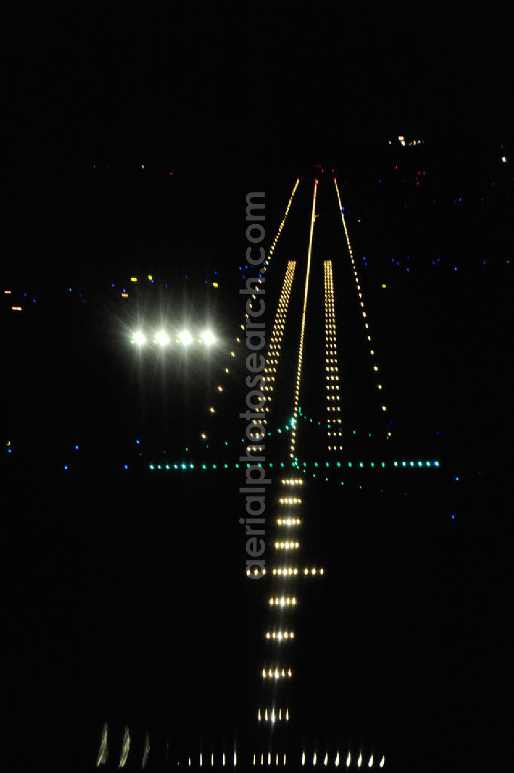 Schönefeld at night from above - Nachtaufnahme: Beleuchtung / Befeuerung der Landebahn / Startbahn am Flughafen Schönefeld EDDB. Night Shot: Lighting / beaconing of the runway at the Berlin-Schoenefeld airport SXF.