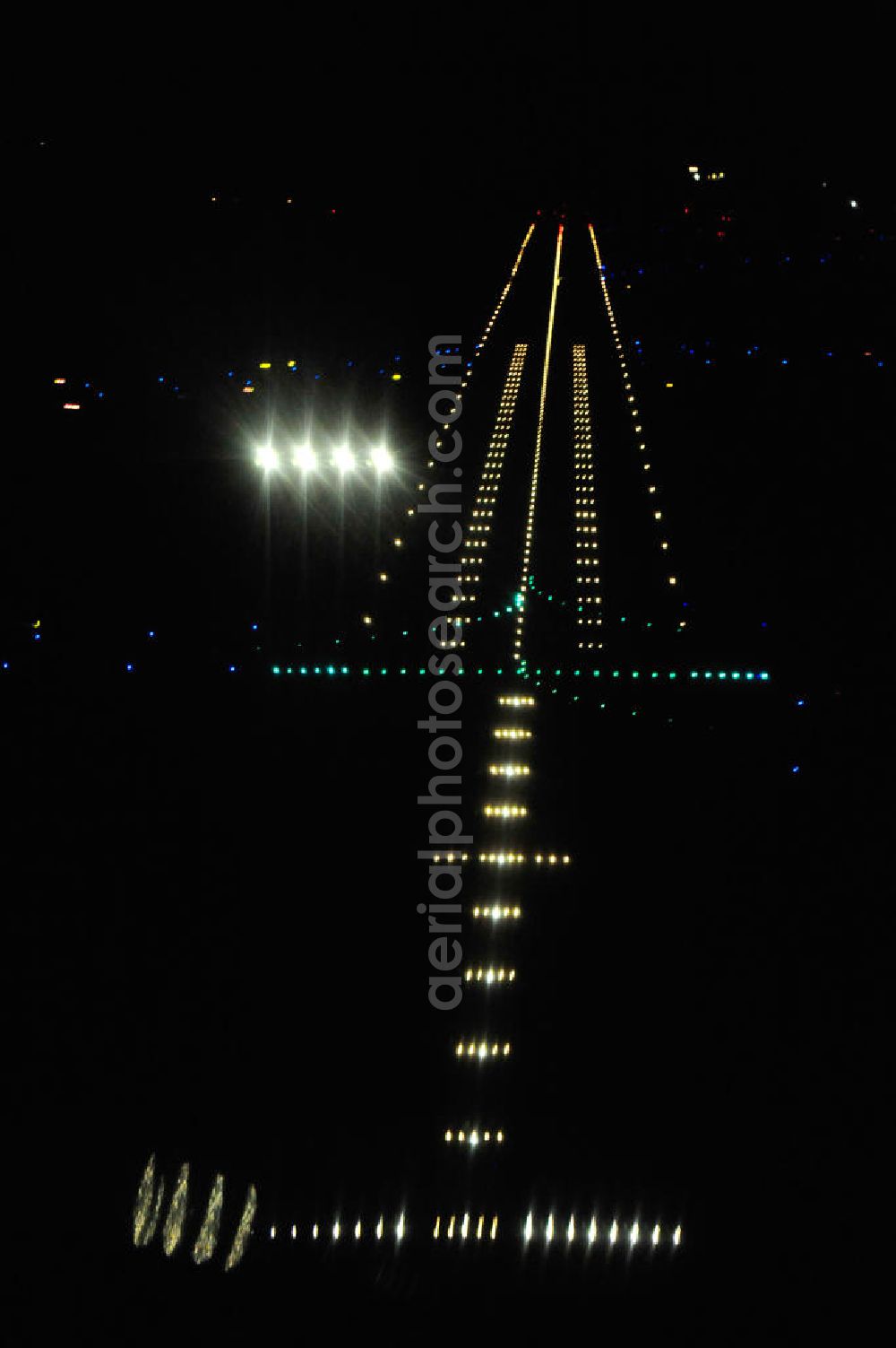 Schönefeld at night from the bird perspective: Nachtaufnahme: Beleuchtung / Befeuerung der Landebahn / Startbahn am Flughafen Schönefeld EDDB. Night Shot: Lighting / beaconing of the runway at the Berlin-Schoenefeld airport SXF.