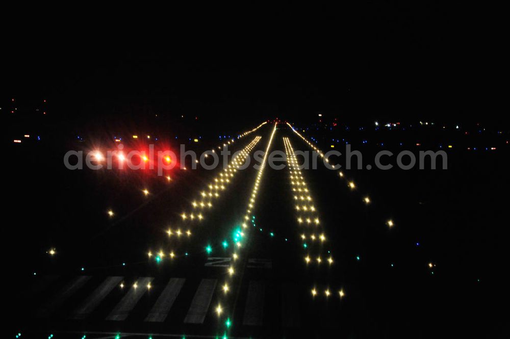 Aerial photograph at night Schönefeld - Nachtaufnahme: Beleuchtung / Befeuerung der Landebahn / Startbahn am Flughafen Schönefeld EDDB. Night Shot: Lighting / beaconing of the runway at the Berlin-Schoenefeld airport SXF.