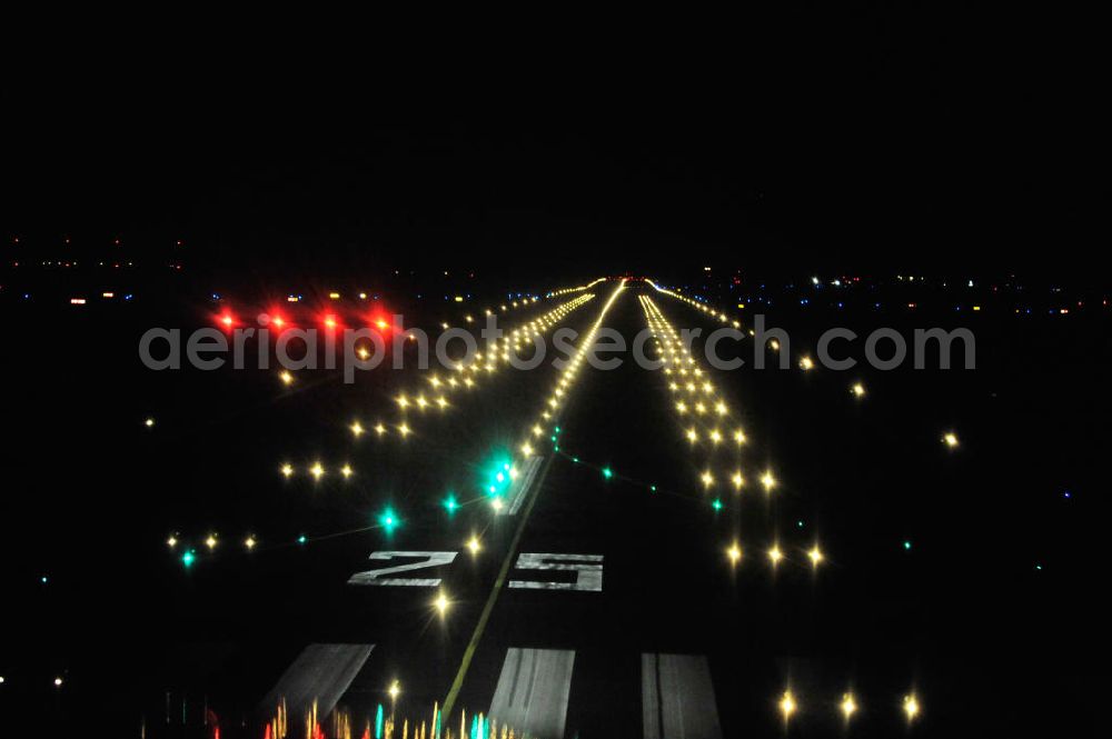 Schönefeld at night from above - Nachtaufnahme: Beleuchtung / Befeuerung der Landebahn / Startbahn am Flughafen Schönefeld EDDB. Night Shot: Lighting / beaconing of the runway at the Berlin-Schoenefeld airport SXF.