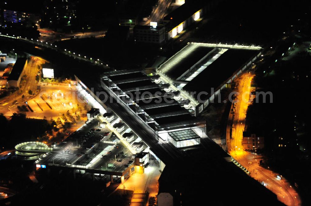 Berlin at night from above - Nachtaufnahme: Blick auf den Bahnhof Südkreuz. Er wird von Fern-, Regional- und S-Bahn-Zügen angefahren und liegt auf dem Berliner S-Bahn-Ring im Bezirk Tempelhof-Schöneberg. Night shot: Ursprünglich hieß der Bahnhof Papestraße, nach dem Umbau wurde er in Südkreuz umbenannt. View of the railway station Südkreuz.