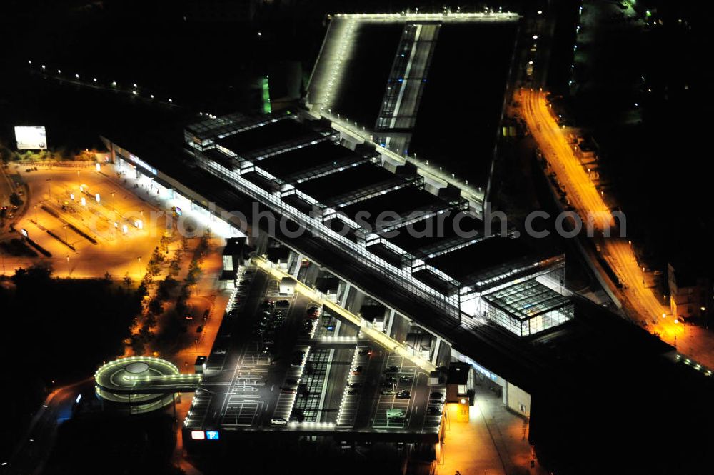 Berlin at night from the bird perspective: Nachtaufnahme: Blick auf den Bahnhof Südkreuz. Er wird von Fern-, Regional- und S-Bahn-Zügen angefahren und liegt auf dem Berliner S-Bahn-Ring im Bezirk Tempelhof-Schöneberg. Night shot: Ursprünglich hieß der Bahnhof Papestraße, nach dem Umbau wurde er in Südkreuz umbenannt. View of the railway station Südkreuz.