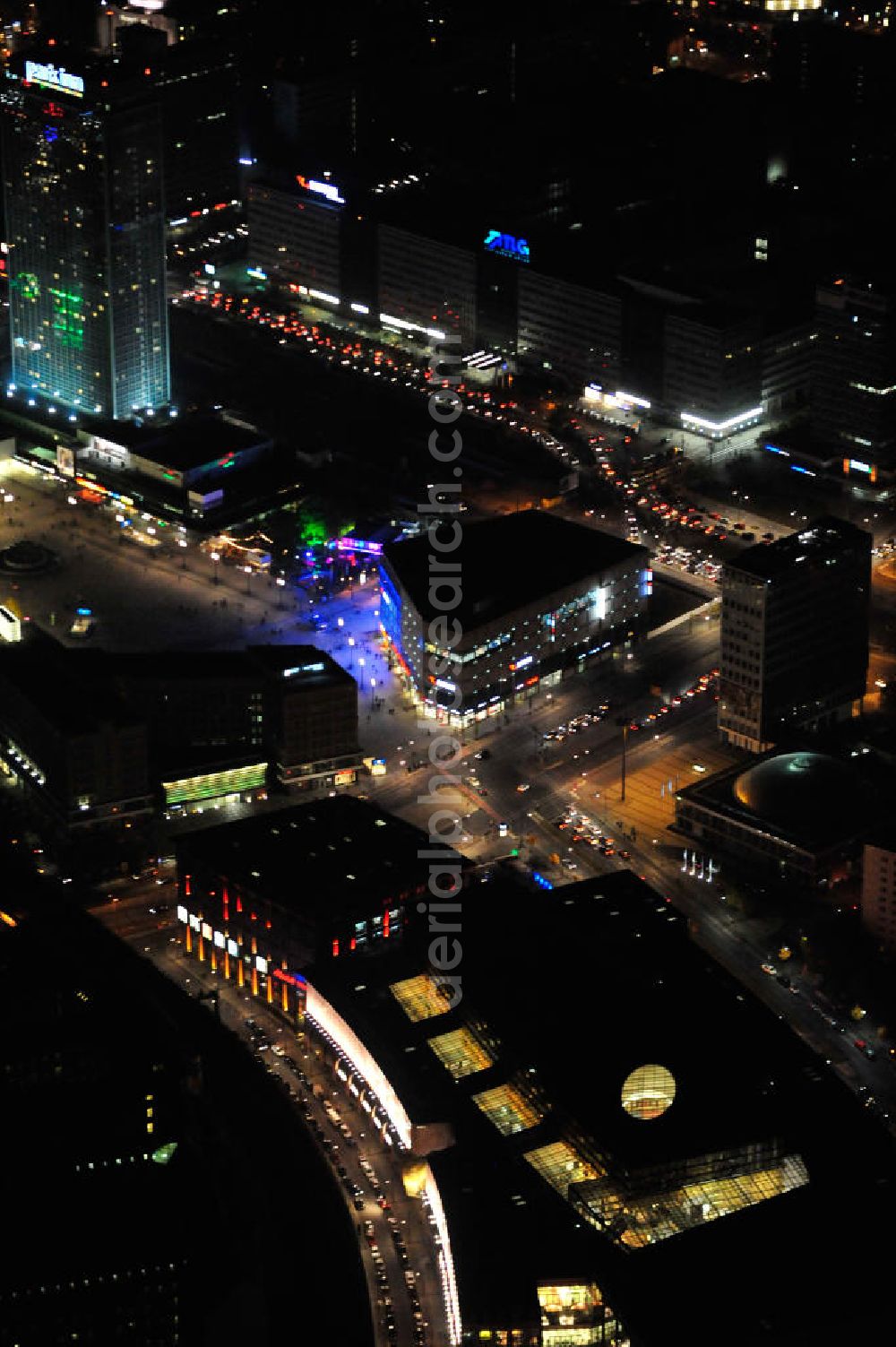 Aerial photograph at night Berlin - Nachtaufnahme: Einkaufspassage ALEXA Shopping Centre GmbH in der Grunerstraße Ecke Alexan derstraße am Alexanderplatz in Berlin-Mitte. Dahinter das Haus der Elektroindustrie (HdE). Night shot of the illuminated square Alexanderplatz. In the foreground is the building of Alexa Shopping Centre, in the background the house of electrical industry.