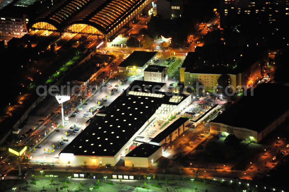 Aerial image at night Berlin - Nachtaufnahme: Hellweg Baumarkt neben dem Berliner Ostbahnhof im Bezirk Friedrichshain. Daneben der Sitz der Möbel Oase Bozkurt GmbH. Night shot: Hellweg DIY market next to the train station Berlin-Ostbahnhof.