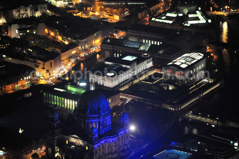 Berlin at night from the bird perspective: Nachtaufnahme: Blick auf die beleuchtete Museumsinsel in Berlin-Mitte. Night Shot: View at the illuminated Museum Island Berlin.