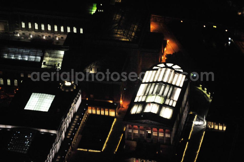 Berlin at night from the bird perspective: Nachtaufnahme: Blick auf die beleuchtete Museumsinsel in Berlin-Mitte. Night Shot: View at the illuminated Museum Island Berlin.