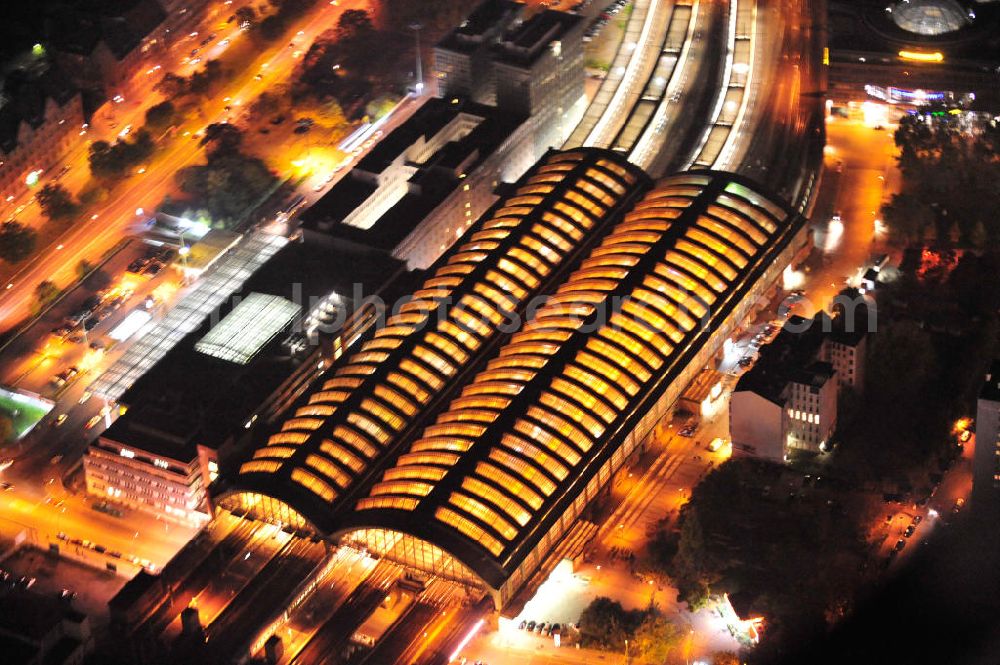 Berlin at night from above - Nachtaufnahme: Bahnhof Berlin-Ostbahnhof im Bezirk Friedrichshain zwischen der Erich-Steinfurth-Straße und dem Stralauer Platz. Night shot: Rail station Berlin-Ostbahnhof in the district Friedrichshain.