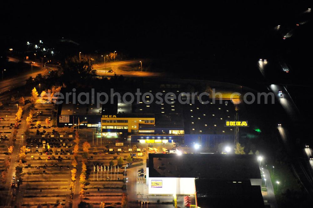 Aerial photograph at night Waltersdorf - Nachtaufnahme: Blick auf das IKEA Einrichtungshaus im Gewerbegebiet Airport Center Waltersdorf in Waltersdorf bei Berlin. Night shot: View of the furniture store IKEA in Waltersdorf.