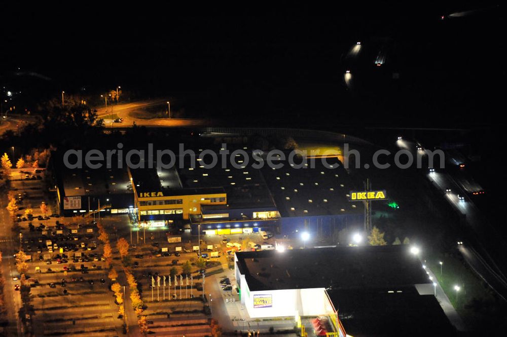 Aerial image at night Waltersdorf - Nachtaufnahme: Blick auf das IKEA Einrichtungshaus im Gewerbegebiet Airport Center Waltersdorf in Waltersdorf bei Berlin. Night shot: View of the furniture store IKEA in Waltersdorf.