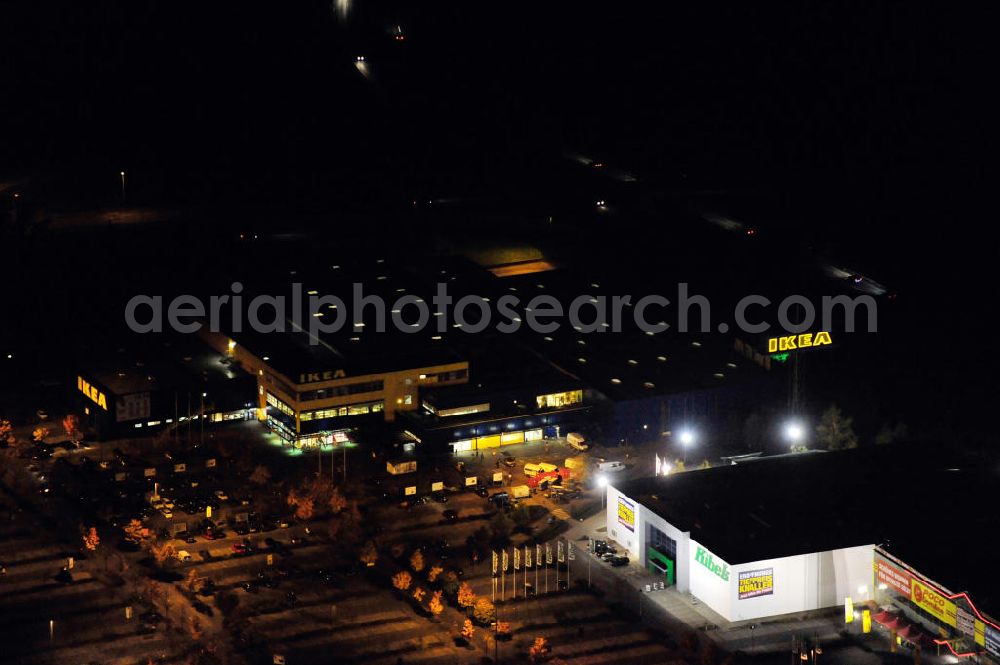 Waltersdorf at night from the bird perspective: Nachtaufnahme: Blick auf das IKEA Einrichtungshaus im Gewerbegebiet Airport Center Waltersdorf in Waltersdorf bei Berlin. Night shot: View of the furniture store IKEA in Waltersdorf.