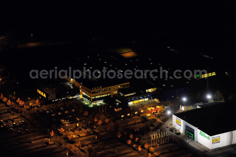 Aerial photograph at night Waltersdorf - Nachtaufnahme: Blick auf das IKEA Einrichtungshaus im Gewerbegebiet Airport Center Waltersdorf in Waltersdorf bei Berlin. Night shot: View of the furniture store IKEA in Waltersdorf.