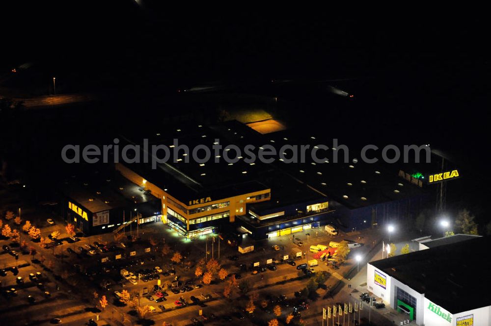 Aerial image at night Waltersdorf - Nachtaufnahme: Blick auf das IKEA Einrichtungshaus im Gewerbegebiet Airport Center Waltersdorf in Waltersdorf bei Berlin. Night shot: View of the furniture store IKEA in Waltersdorf.