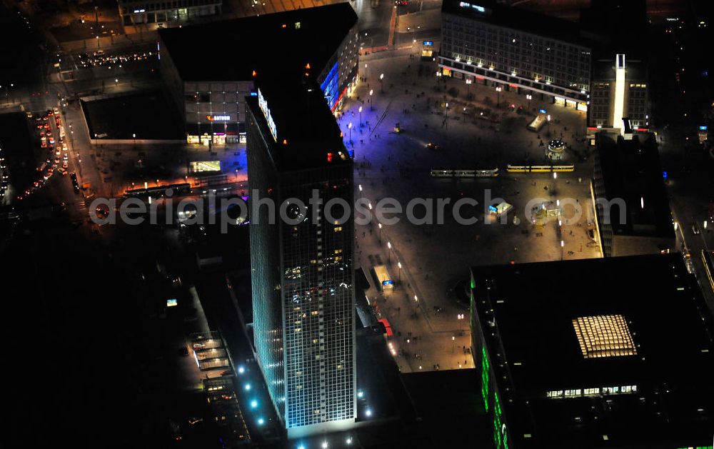 Aerial photograph at night Berlin - Nachtaufnahme: Das Park Inn Hotel am Alexanderplatz in Berlin gilt mit 123 Metern und 39 Etagen als das höchste Hotelgebäude Deutschlands. Night Shot: The Park Inn Hotel at the Alexanderplatz in Berlin is 123 meters high and has 39 floors. It qualifies as the highest hotel building in Germany.