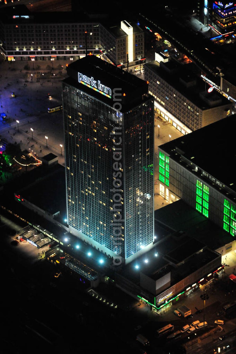 Berlin at night from the bird perspective: Nachtaufnahme: Das Park Inn Hotel am Alexanderplatz in Berlin gilt mit 123 Metern und 39 Etagen als das höchste Hotelgebäude Deutschlands. Night Shot: The Park Inn Hotel at the Alexanderplatz in Berlin is 123 meters high and has 39 floors. It qualifies as the highest hotel building in Germany.