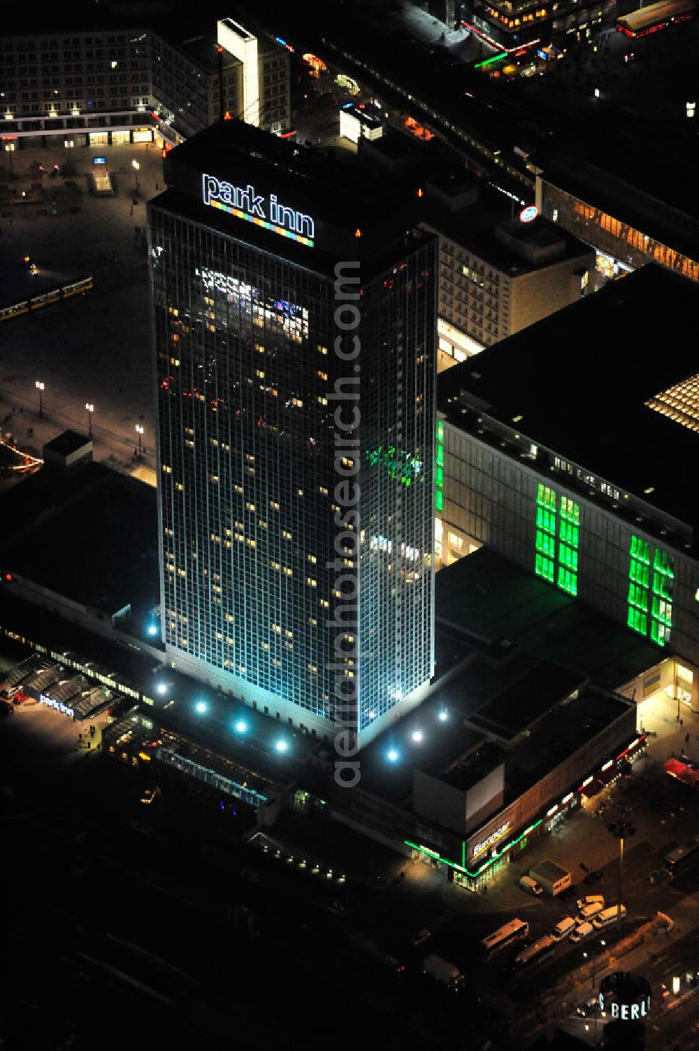 Aerial photograph at night Berlin - Nachtaufnahme: Das Park Inn Hotel am Alexanderplatz in Berlin gilt mit 123 Metern und 39 Etagen als das höchste Hotelgebäude Deutschlands. Night Shot: The Park Inn Hotel at the Alexanderplatz in Berlin is 123 meters high and has 39 floors. It qualifies as the highest hotel building in Germany.