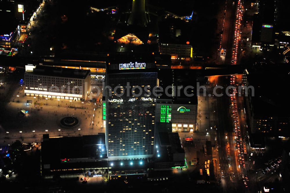 Berlin at night from above - Nachtaufnahme: Das Park Inn Hotel am Alexanderplatz in Berlin gilt mit 123 Metern und 39 Etagen als das höchste Hotelgebäude Deutschlands. Night Shot: The Park Inn Hotel at the Alexanderplatz in Berlin is 123 meters high and has 39 floors. It qualifies as the highest hotel building in Germany.