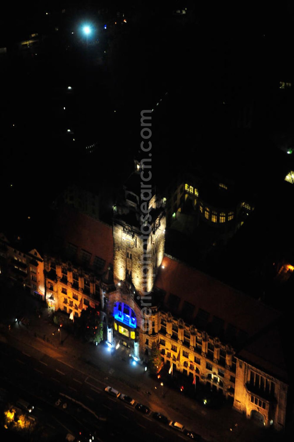 Berlin at night from the bird perspective: Nachtaufnahme: Das Rathaus des Bezirks Berlin-Charlottenburg in der Otto-Suhr-Allee mit seinem Rathausturm steht unter Denkmalschutz. Night shot: Townhall of Berlin's district Charlottenburg.