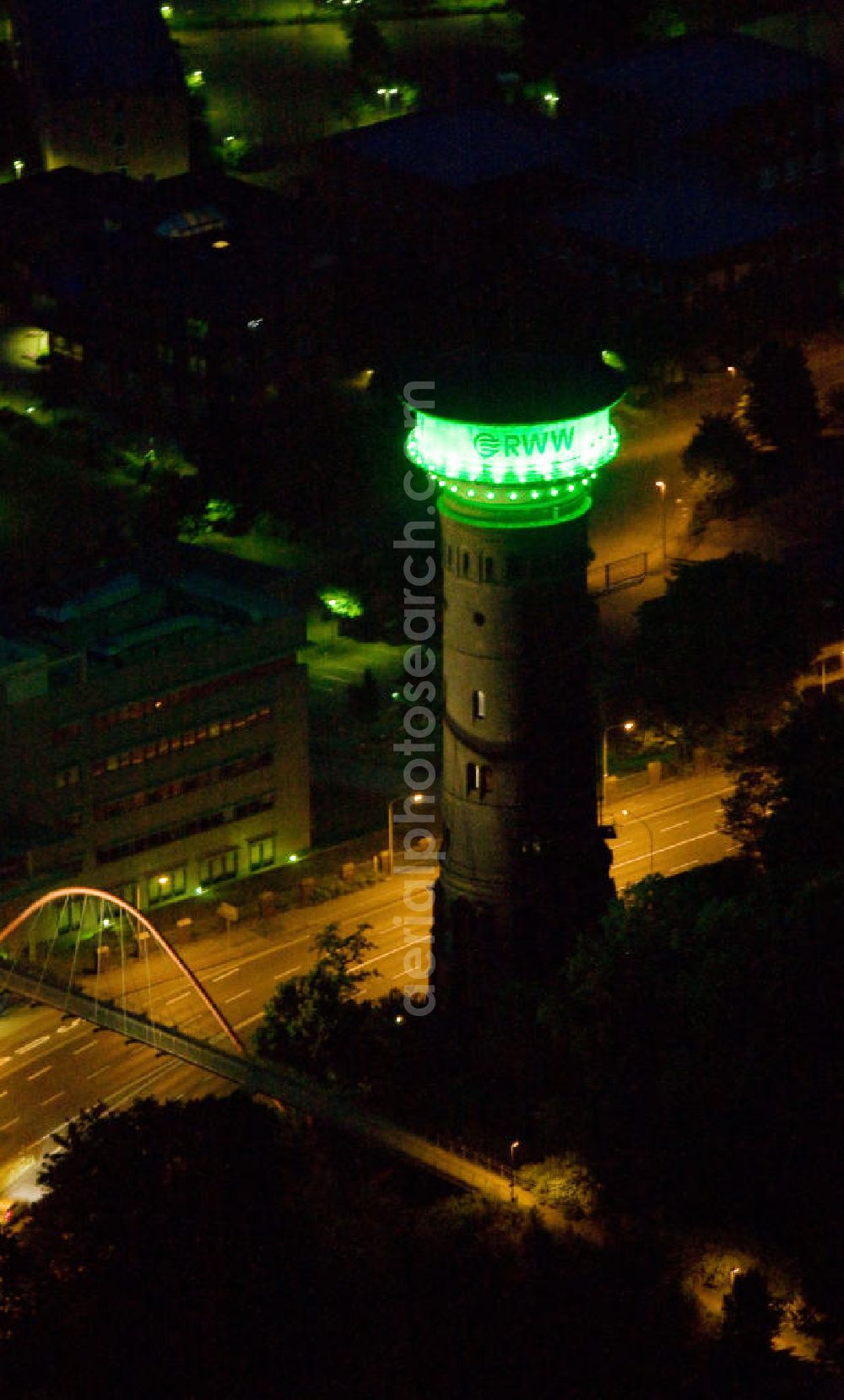 Oberhausen at night from the bird perspective: Nachtaufnahme des Oberhausener Wasserturms an der Mülheimer Straße. Der von der Rheinisch - Westfälischen Wasserwerksgesellschaft RWW betriebene Wasserturm steht unter Denkmalschutz. Er dient heut für Wohn- und Arbeitsräume und wurde anlässlich der Kunstaktion Extraschicht nacht beleuchtet. Night shot of the water tower Oldenburg, North Rhine-Westphalia. It is situated in Muehlheimer Strasse. It was operated by Rheinisch - Westfälische Wasserwerksgesellschaft and is a landmarked building. Nowerdays it is used for flats and offices. In context of the arts project Extraschicht it was iluminated.