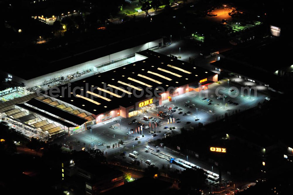 Aerial photograph at night Berlin - Nachtaufnahme: Obi Baumarkt in Berlin-Neukölln an der Grenzallee Ecke Naumburger Straße. Night Shot: Obi DIY market in Berlin-Neukoelln.