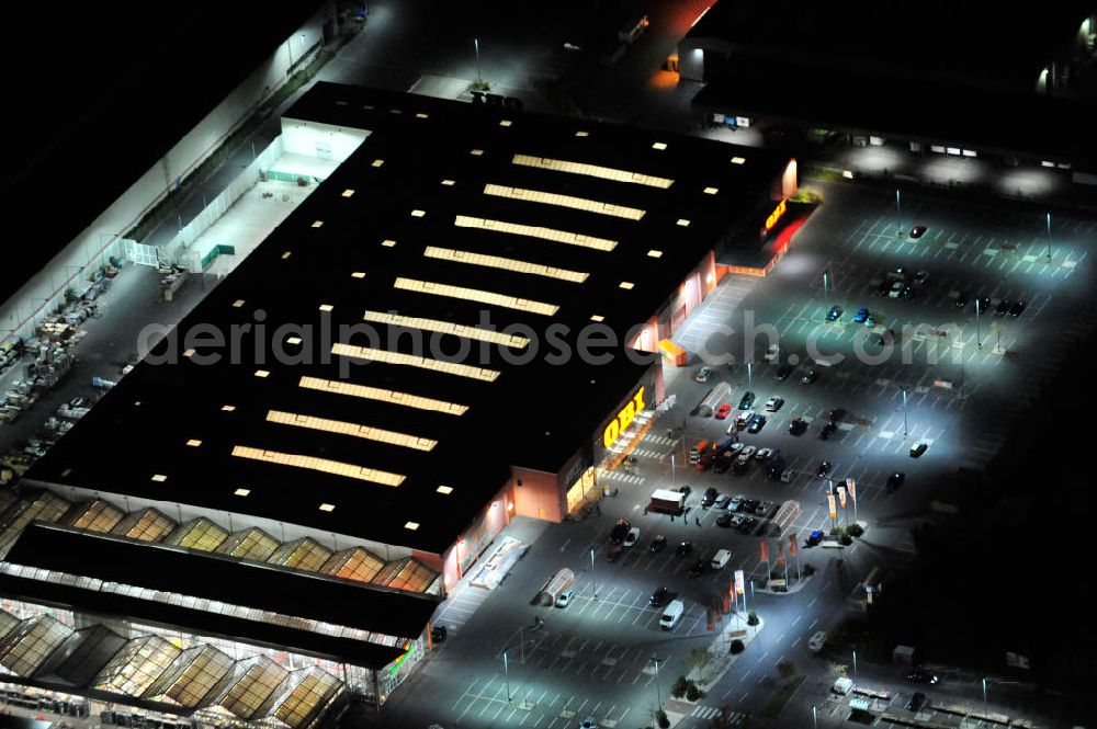 Aerial image at night Berlin - Nachtaufnahme: Obi Baumarkt in Berlin-Neukölln an der Grenzallee Ecke Naumburger Straße. Night Shot: Obi DIY market in Berlin-Neukoelln.