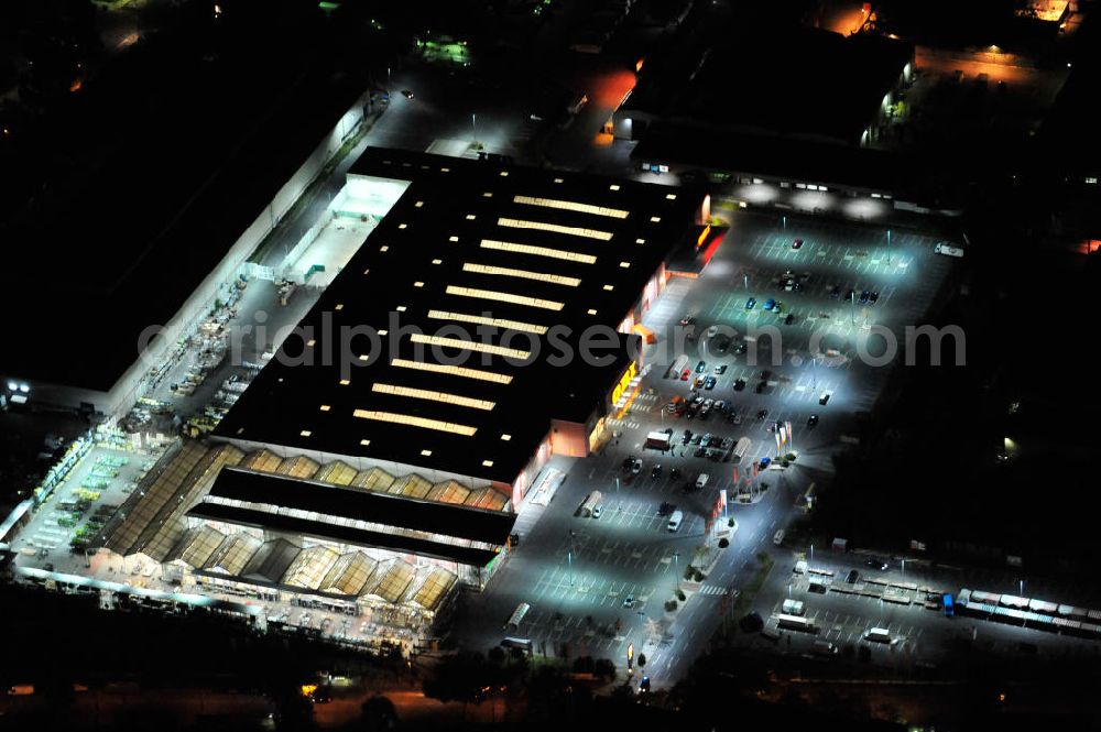 Berlin at night from above - Nachtaufnahme: Obi Baumarkt in Berlin-Neukölln an der Grenzallee Ecke Naumburger Straße. Night Shot: Obi DIY market in Berlin-Neukoelln.