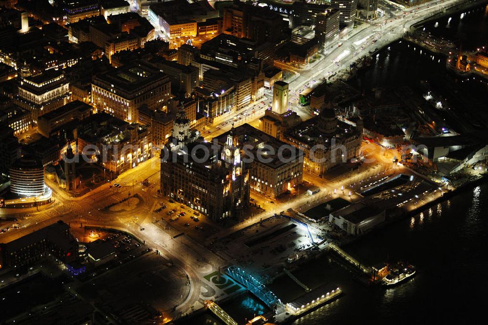 Aerial photograph at night Liverpool - Nachtaufnahme des historischen Hafenviertels Pierhead in Liverpool. Zu sehen sind die markanten Gebäude der Drei Grazien - das Royal Liver Building, das Cunard Building und das Port of Liverpool Building. Night shot of the historic harbor district Pierhead in Liverpool. You can see the remarkable building of the Three Graces - the Royal Liver Building, the Cunard Building and the Port of Liverpool Building.