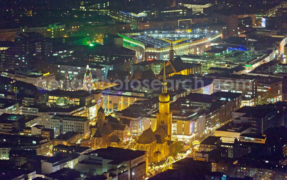 Dortmund at night from above - Nachtluftbild vom Areal der Reinoldikirche mit Weihnachtsmarkt in Dortmunder. St. Reinoldi, auch Reinoldikirche, ist eine evangelische Kirche in der Dortmunder Innenstadt. Night Scene Reinoldikirche with Christmas market in the city of Dortmund.