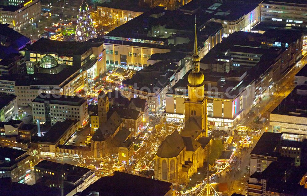 Aerial photograph at night Dortmund - Nachtluftbild vom Areal der Reinoldikirche mit Weihnachtsmarkt in Dortmunder. St. Reinoldi, auch Reinoldikirche, ist eine evangelische Kirche in der Dortmunder Innenstadt. Night Scene Reinoldikirche with Christmas market in the city of Dortmund.