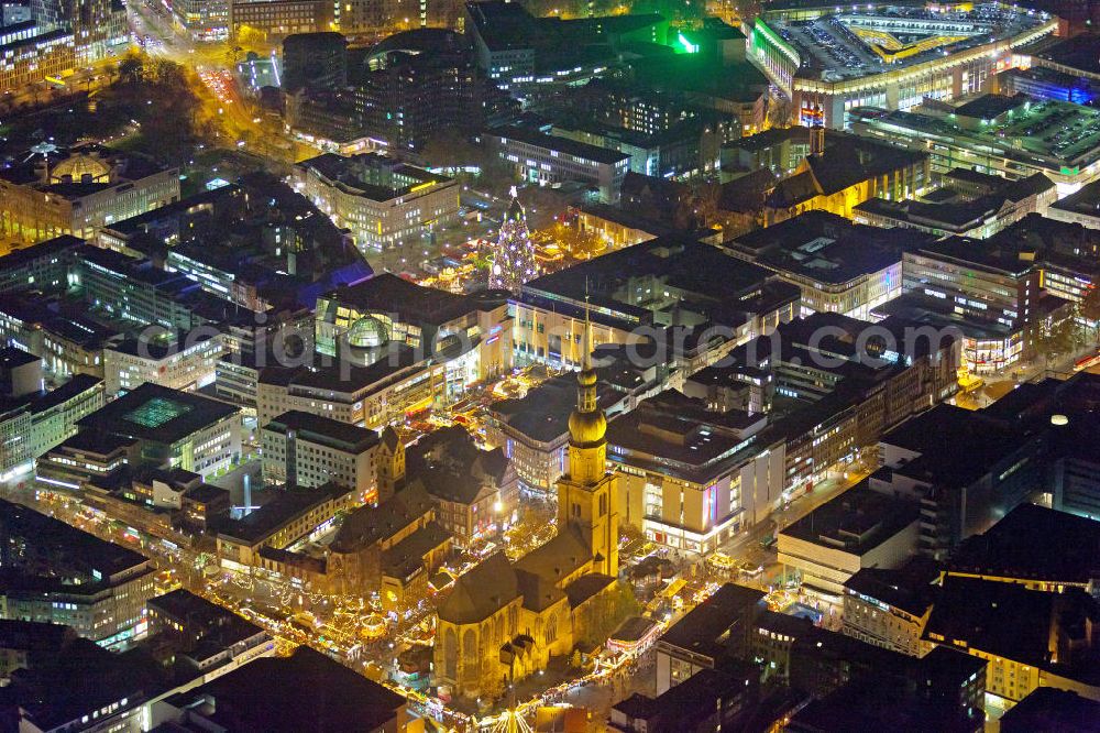 Aerial image at night Dortmund - Nachtluftbild vom Areal der Reinoldikirche mit Weihnachtsmarkt in Dortmunder. St. Reinoldi, auch Reinoldikirche, ist eine evangelische Kirche in der Dortmunder Innenstadt. Night Scene Reinoldikirche with Christmas market in the city of Dortmund.