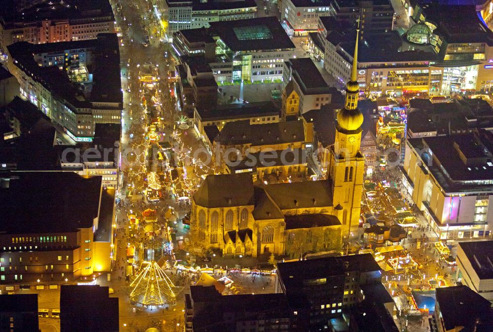 Dortmund at night from above - Nachtluftbild vom Areal der Reinoldikirche mit Weihnachtsmarkt in Dortmunder. St. Reinoldi, auch Reinoldikirche, ist eine evangelische Kirche in der Dortmunder Innenstadt. Night Scene Reinoldikirche with Christmas market in the city of Dortmund.