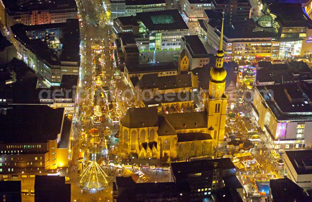 Dortmund at night from the bird perspective: Nachtluftbild vom Areal der Reinoldikirche mit Weihnachtsmarkt in Dortmunder. St. Reinoldi, auch Reinoldikirche, ist eine evangelische Kirche in der Dortmunder Innenstadt. Night Scene Reinoldikirche with Christmas market in the city of Dortmund.