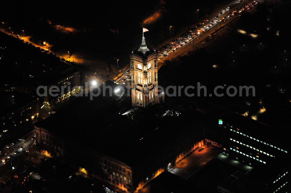 Berlin at night from the bird perspective: Nachtaufnahme: Sicht auf das Rote Rathaus in Berlin-Mitte. Das Rathaus ist der Sitz des Berliner Senats und des Regierenden Bürgermeisters. Nightshot: View to the Red Town Hall in the county Berlin-Mitte. The town hall is the seat of Berlins federal state government and the Governing Mayor of Berlin.