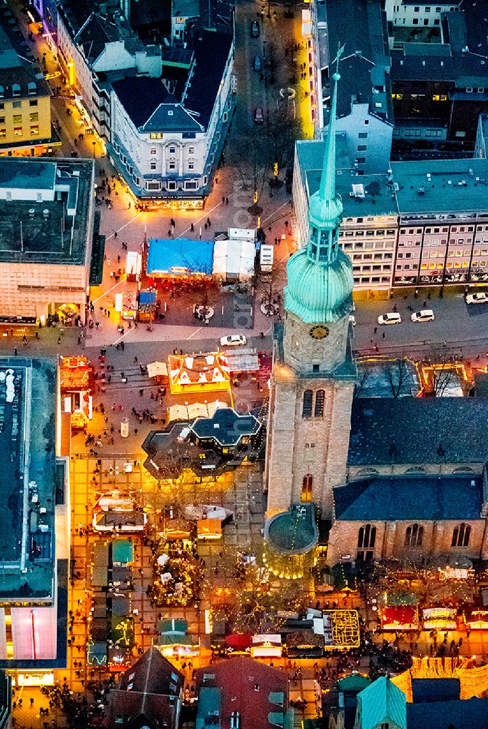 Aerial photograph at night Dortmund - Night Scene Christmas Market at the Church of St. Reinoldi, also Reinoldikirche in downtown Dortmund in North Rhine-Westphalia