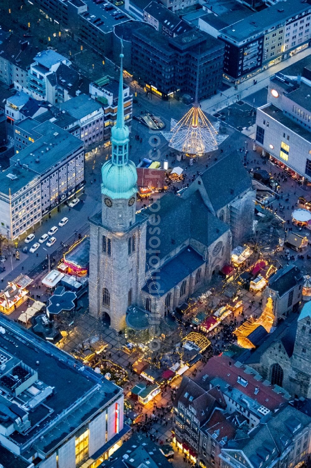 Dortmund at night from the bird perspective: Night Scene Christmas Market at the Church of St. Reinoldi, also Reinoldikirche in downtown Dortmund in North Rhine-Westphalia