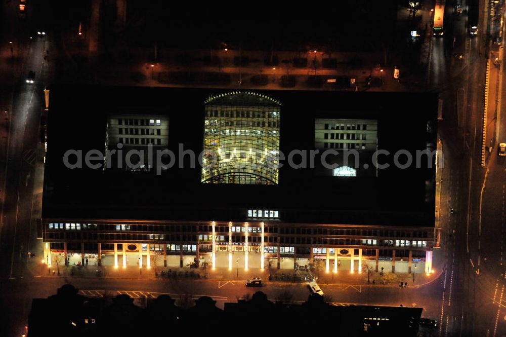 Aerial photograph at night Potsdam - Nachtaufnahme der WilhelmGalerie in Potsdam. Die Wilhelmgalerie ist ein Einkaufszentrum am Platz der Einheit in Potsdam. Night shot of the WilhelmGalerie Potsdam. It is located at the Platz der Einheit.