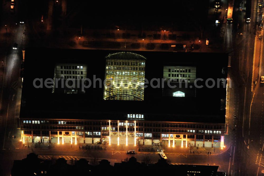 Aerial image at night Potsdam - Nachtaufnahme der WilhelmGalerie in Potsdam. Die Wilhelmgalerie ist ein Einkaufszentrum am Platz der Einheit in Potsdam. Night shot of the WilhelmGalerie Potsdam. It is located at the Platz der Einheit.