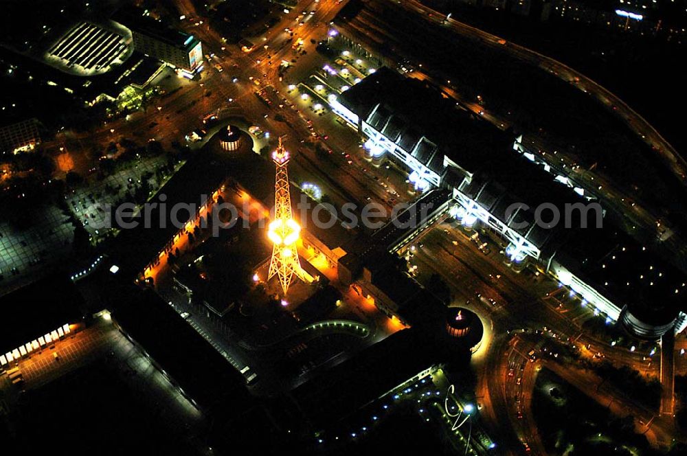 Berlin at night from the bird perspective: Blick auf den Berliner Funkturm und das Messegelände mit dem ICC bei Nacht.