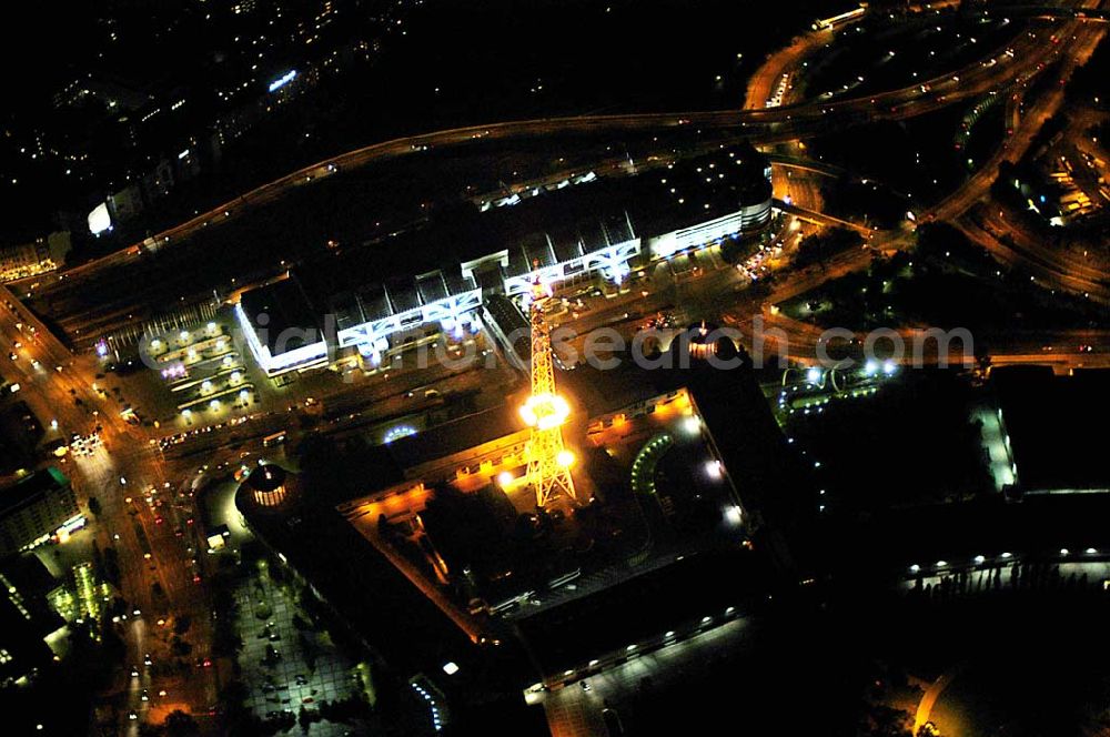 Berlin at night from the bird perspective: Blick auf den Berliner Funkturm und das Messegelände mit dem ICC bei Nacht.