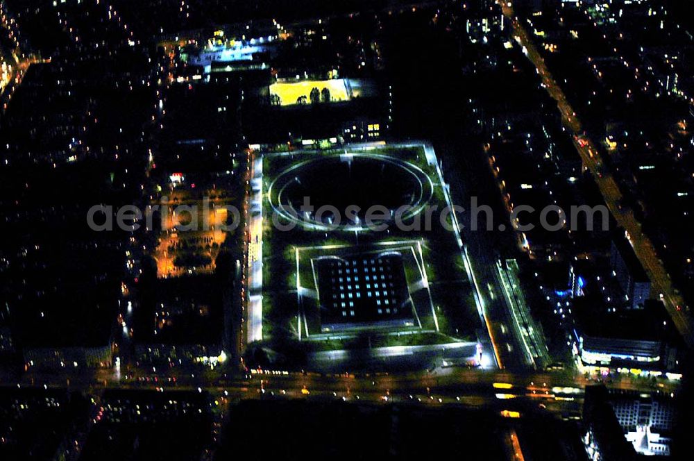 Aerial image at night Berlin - Blick auf das Velodrom / Berlin Arena der OSB-Sportstättenbau GmbH an der Landsberger Allee in Berlin bei Nacht.