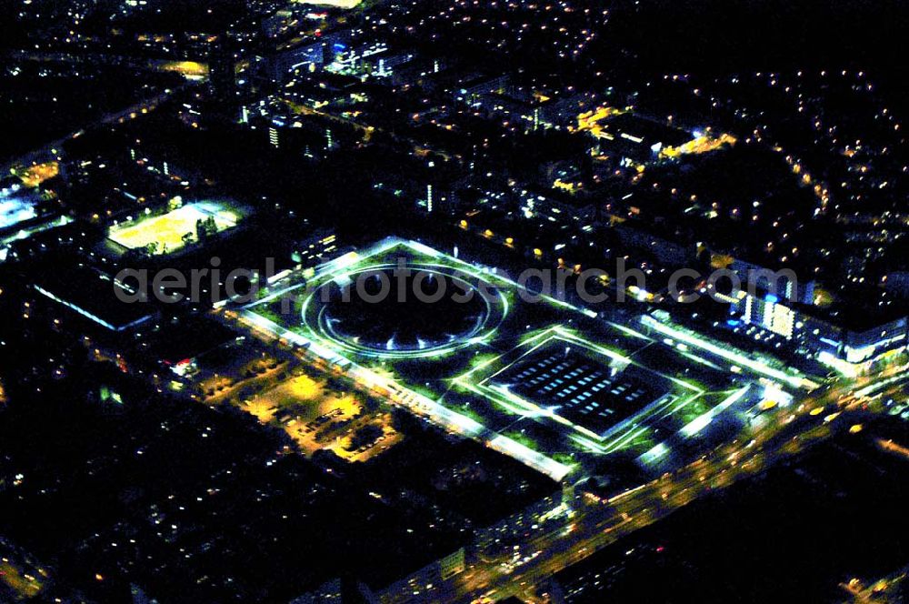 Aerial image at night Berlin - Blick auf das Velodrom / Berlin Arena der OSB-Sportstättenbau GmbH an der Landsberger Allee in Berlin bei Nacht.