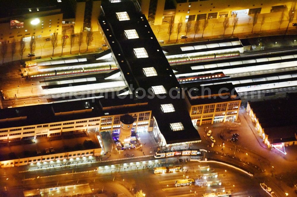 Potsdam at night from the bird perspective: Night aerial image of the main station in Potsdam in the state Brandenburg