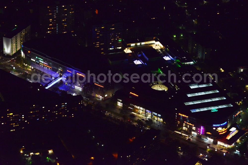 Aerial photograph at night Berlin Neukölln - Night aerial view from the shopping center Gropiuspassagen coherent with night lighting. The development, general planning, leasing and long-term management of Gropiuspassagen lie in the hands of the mfi management fuer immobilien AG. The shopping center is located in the Neukoelln district at the Johannisthaler Chaussee in Berlin