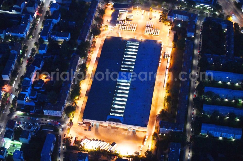 Berlin at night from the bird perspective: Night view depot of the Municipal Transport Company BVB Am Strassenbahnhof - Gradestrasse im Stadtteil Neukoelln in Berlin