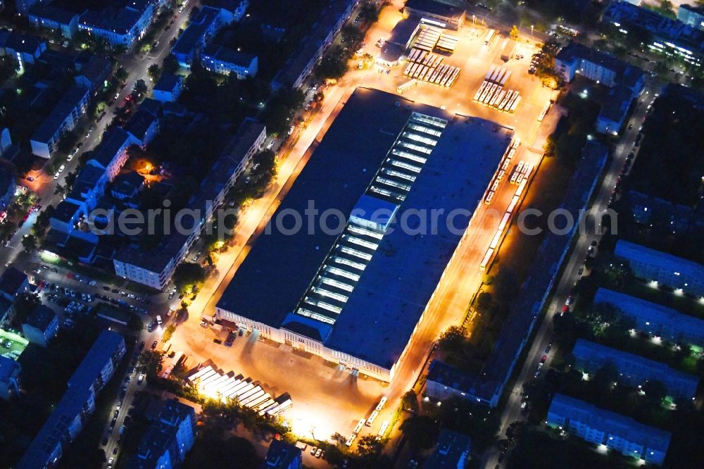 Aerial photograph at night Berlin - Night view depot of the Municipal Transport Company BVB Am Strassenbahnhof - Gradestrasse im Stadtteil Neukoelln in Berlin