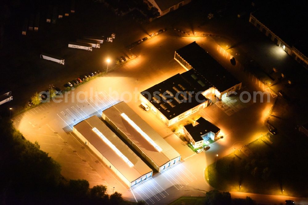 Neubrandenburg at night from the bird perspective: Night lighting Depot of the Municipal Transport Company Neubrandenburger Verkehrsbetriebe GmbH in Neubrandenburg in the state Mecklenburg - Western Pomerania, Germany