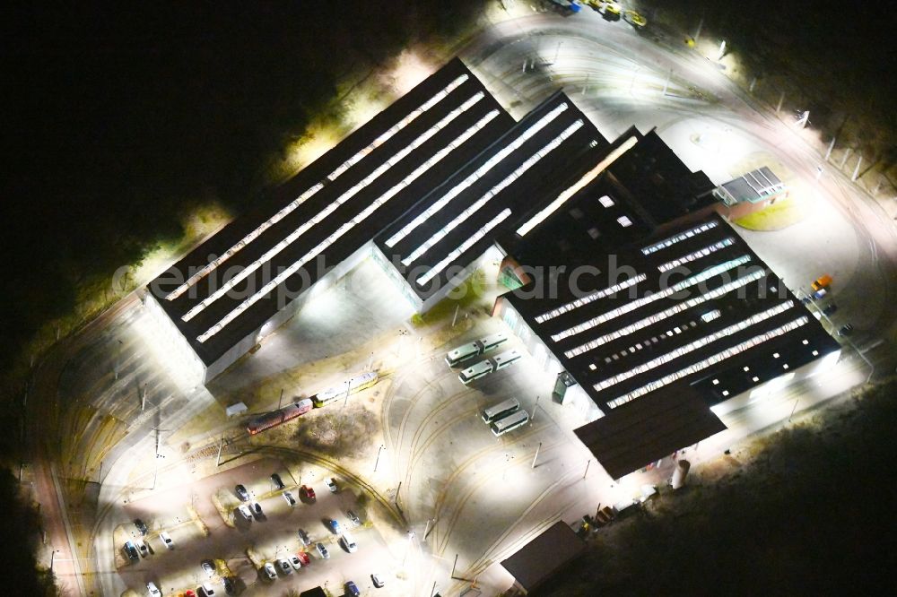 Aerial photograph at night Frankfurt (Oder) - Night lighting Tram depot of the Municipal Transport Company Stadtverkehrsgesellschaft mbH Frankfurt (Oder) in the district Gueldendorf in Frankfurt (Oder) in the state Brandenburg, Germany