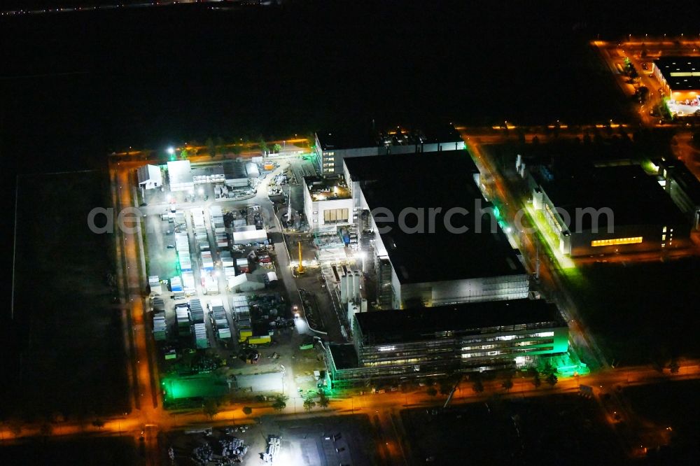 Aerial photograph at night Dresden - Night lighting new building - construction site on the factory premises Fab, Semiconductor Fabrication Plantof by Robert Bosch Semiconductor Manufacturing Dresden GmbH in the district Hellerau in Dresden in the state Saxony, Germany