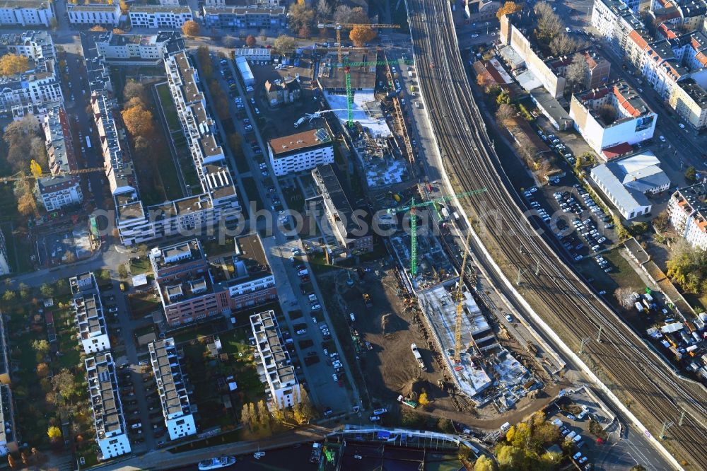 Aerial photograph at night Berlin - Night lighting Construction site to build a new office and commercial building B:HUB on Kynaststrasse - Alt-Stralau in Berlin, Germany