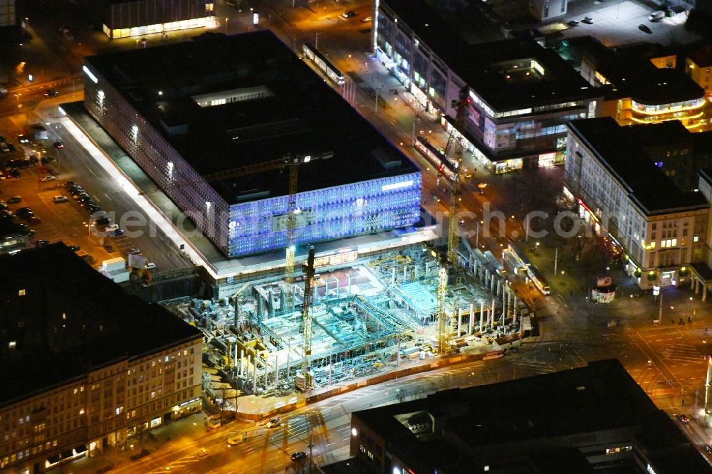 Aerial image at night Magdeburg - Night lighting Construction site to build a new office and commercial building of Staedtischen factorye Magdeburg on Ernst-Reuter-Allee corner Breiter Weg in the district Altstadt in Magdeburg in the state Saxony-Anhalt, Germany